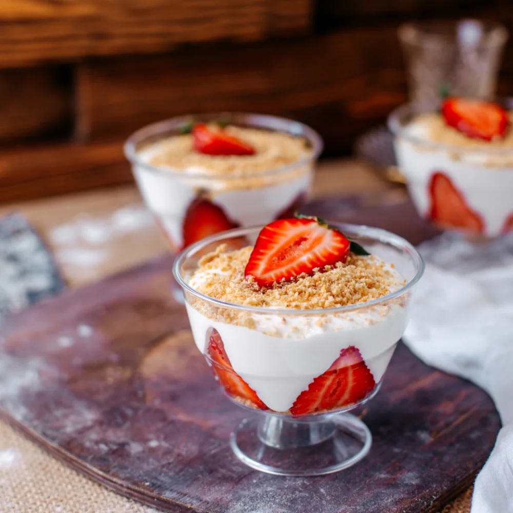 Receita com nata batida e morangos para festas de final de ano.
