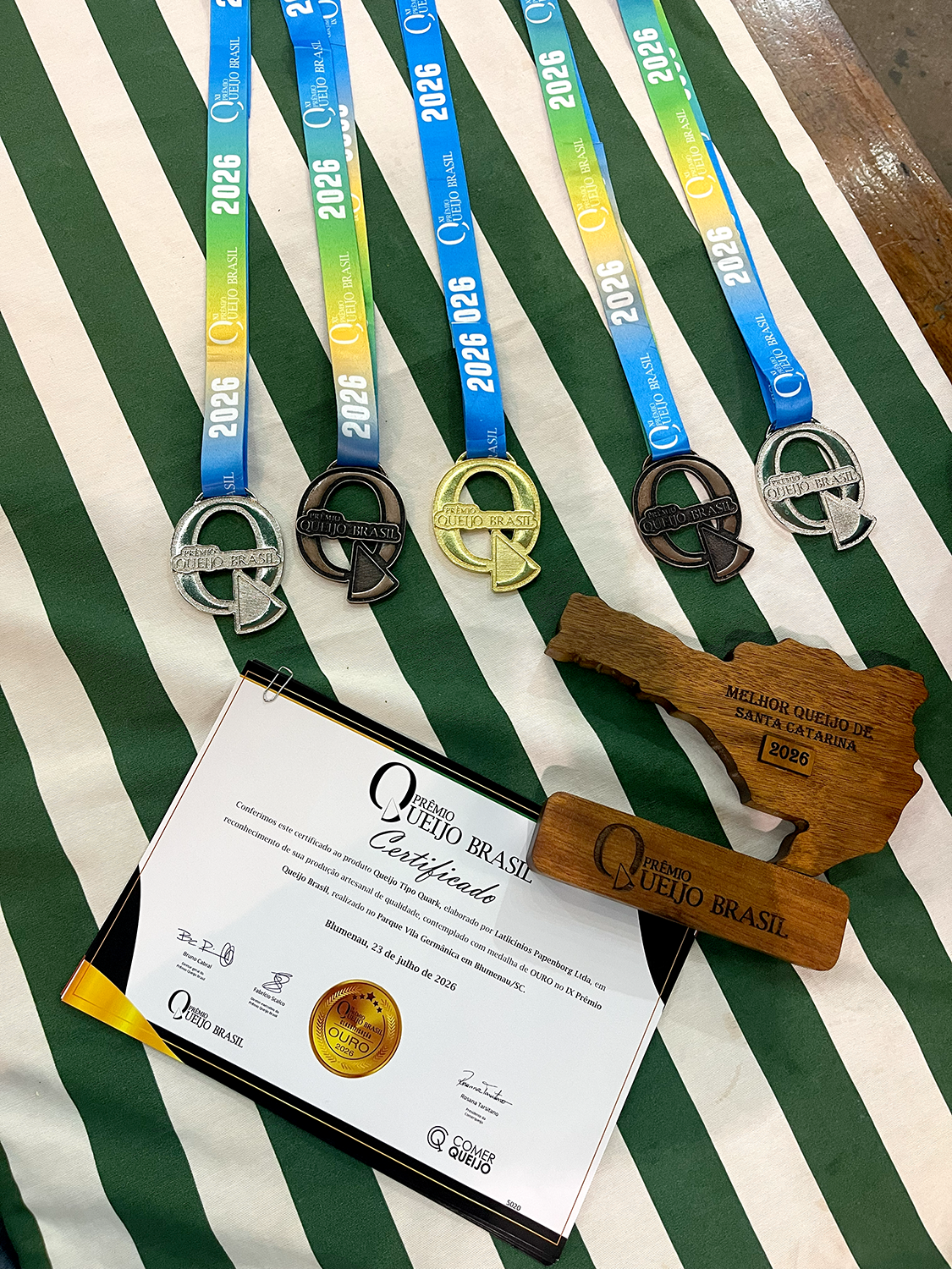 Certificado e medalhas conquistados pelo Queijo Quark Laticínios Holandês
